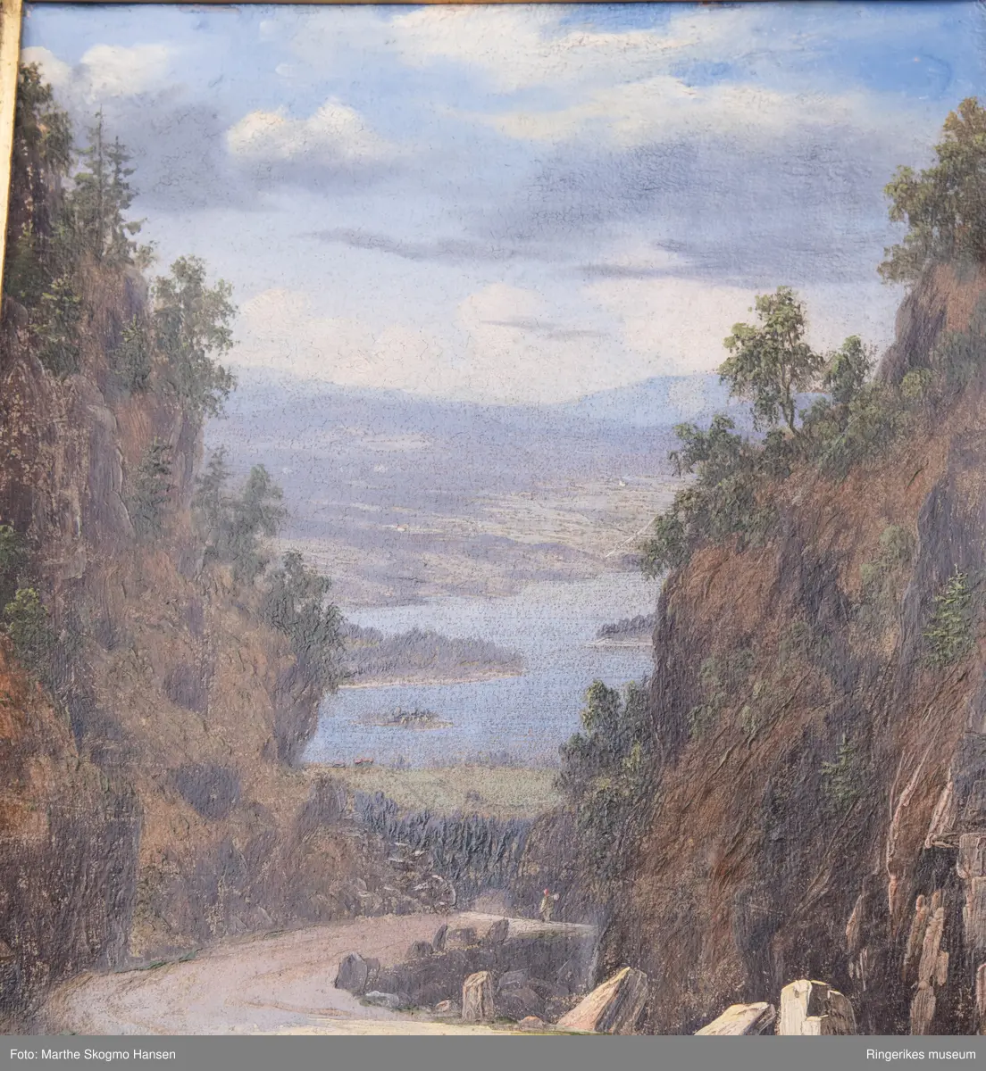 Maleri på treplate. Bak på bildet står det skrevet Krokkleven og Lund 1841. Motivet viser åpenbart Krokkleiva, sett mot Steinsfjorden. Maleriet måler 36 X 39 cm. Maleren kan da være Bernt Lund, maler, offiser og ingeniør. Født i Solør 14 juli 1812 og død i Kristiania 30 oktober 1885.