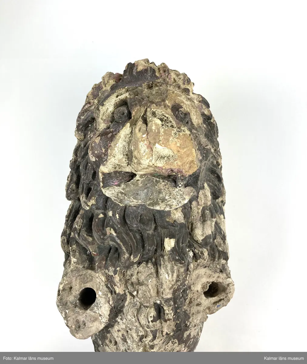 KLM 46406. Skulptur. Gjuten skulptur av gips föreställande ett stående lejon. Rester av bemålning i övervägande bruna toner. Lejonets framben samt delar av bakbenen och plattan som den stått på saknas. Två lösa delar till skulpturens nedre del finns bevarade.