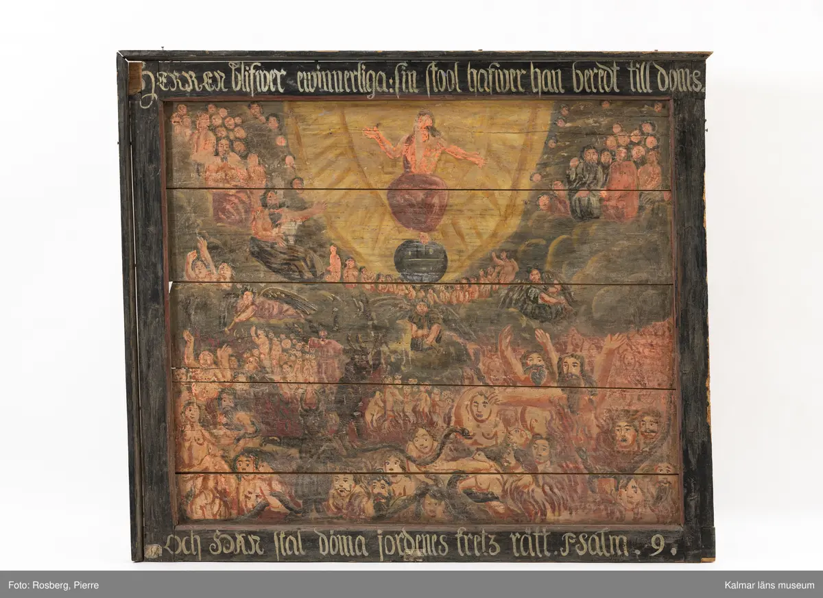 KLM 46868. Tavla. Målning på träpanel bestående av fem liggande plankor. Motiv föreställande Yttersta domen. Motivet illustrerar både himmel och helvete med människor, djävular, änglar och ormar. Centralt är Jesus Kristus som världsdomaren. Upptill på ramen målad text: Herren blifver ewinnerliga: sin stool hafver han beredt till doms (Psaltaren 9:8). Nedtill på ramen målad text: Och han skal döma jordenes krets rätt. Psalm. 9. (Psaltaren 9:9). Profilerad ram. Inristning på baksidan. På baksidan en repögla för upphängning.