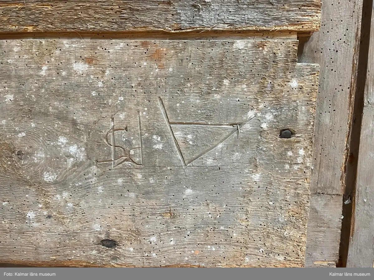 KLM 46868. Tavla. Målning på träpanel bestående av fem liggande plankor. Motiv föreställande Yttersta domen. Motivet illustrerar både himmel och helvete med människor, djävular, änglar och ormar. Centralt är Jesus Kristus som världsdomaren. Upptill på ramen målad text: Herren blifver ewinnerliga: sin stool hafver han beredt till doms (Psaltaren 9:8). Nedtill på ramen målad text: Och han skal döma jordenes krets rätt. Psalm. 9. (Psaltaren 9:9). Profilerad ram. Inristning på baksidan. På baksidan en repögla för upphängning.