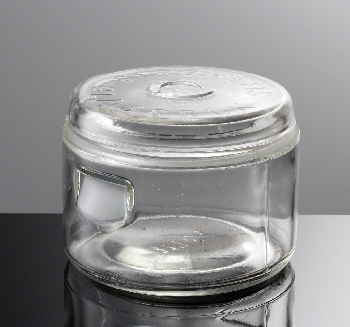 Cylindrisk konserveringsburk, 1/2 liter. Berghems glasbruk. På locket i relief "BERGHEMS GLASBRUK" och i botten på burken "1/2 Ltr".