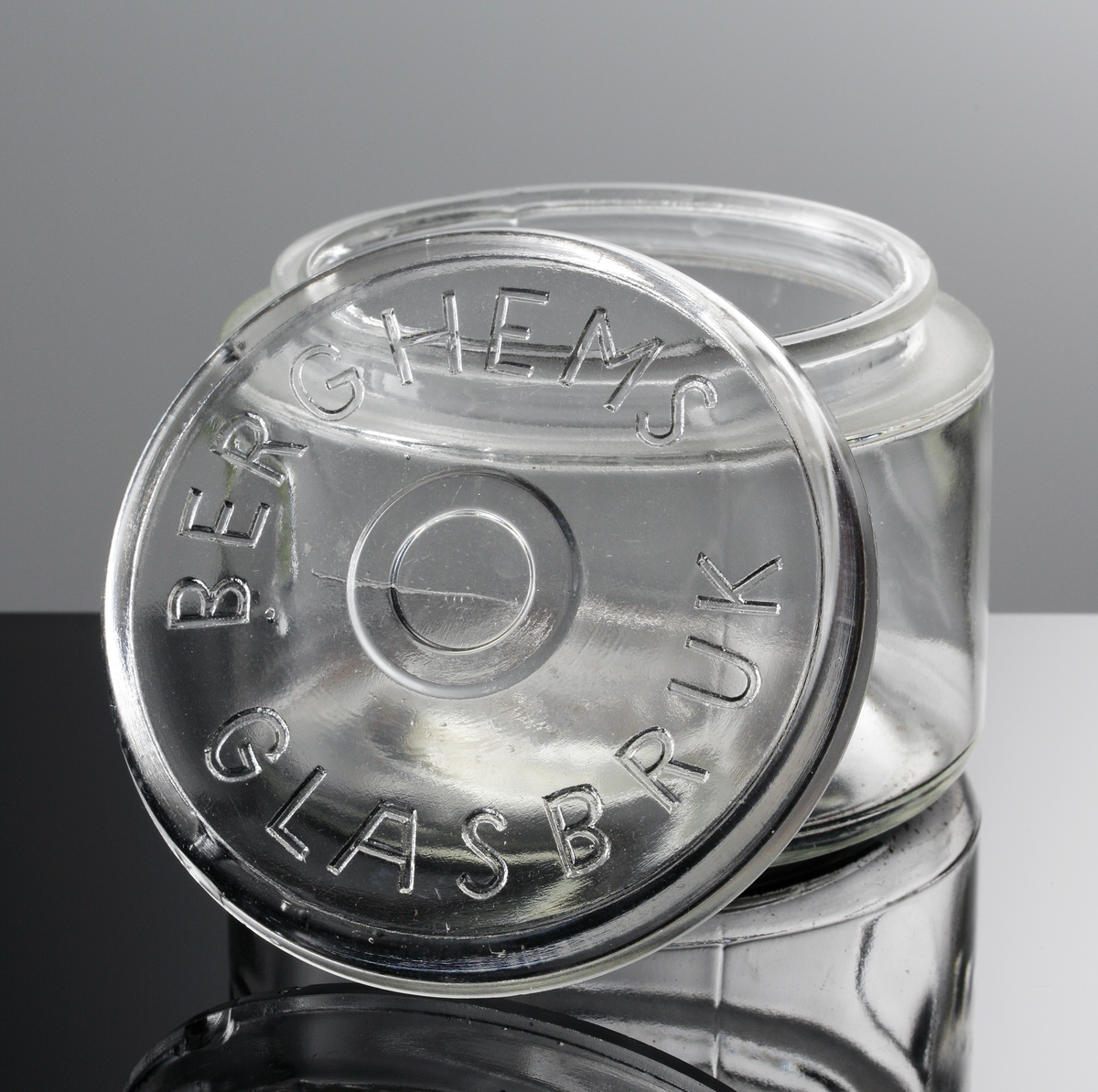 Cylindrisk konserveringsburk, 1/2 liter. Berghems glasbruk. På locket i relief "BERGHEMS GLASBRUK" och i botten på burken "1/2 Ltr".