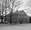 Linnégatan 2 i Linköping uppfördes under 1870-talet som skola för stadens landsförsamling Sankt Lars. Byggnaden har vidare haft skilda funktioner. Foto 1974.