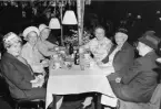 Runt bordet några av de glada pensionärerna som inbjudits till lunchen. Fr v Tyra Rosell, Signe Bengtsson, Nina Ek, Christina Neander och Ellen Österberg.