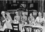 Glada postpensionärer, fr v fröken Anna Thor, fru Svea Waern, fru
Anna Andersson, fru Svea Wallinder och Elvy Jonsson, som var med
bland inbjudna till lunchen.