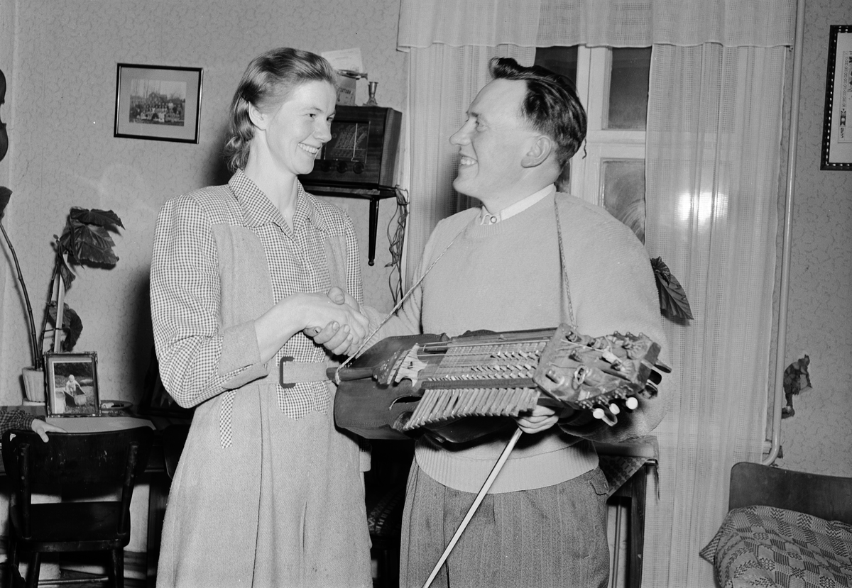 Spelmannen Eric Sahlström med en kvinna, Uppland