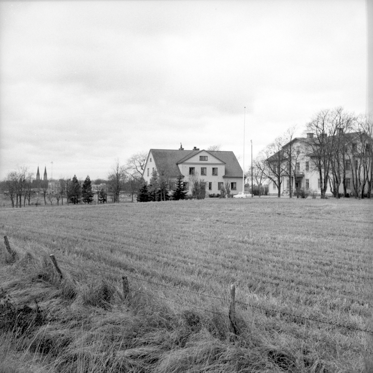 Hus med domkyrkan på avstånd