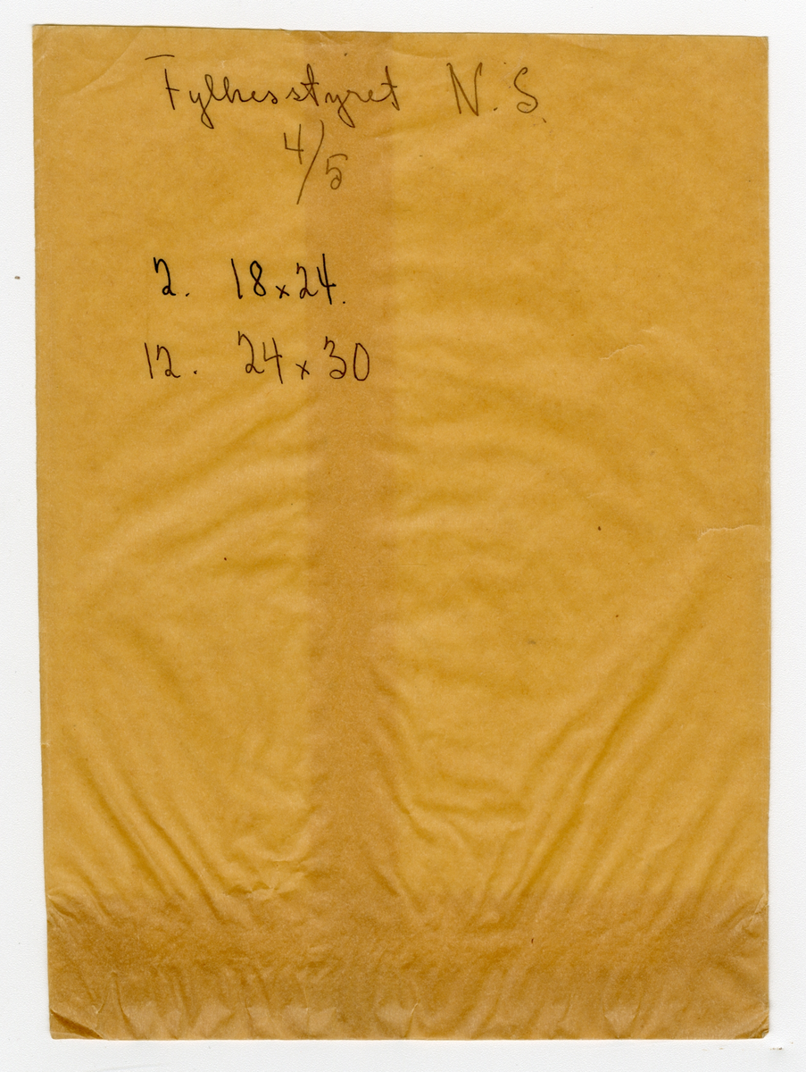 Foto av NS-fylkesstyre i Telemark

Seil: Med Quisling for det nye Norge

Første mann sittende fra venstre er Sagsfører og presseleder Nasjonal samling Olav Lien (f. 1896)

Resten ved bordet i noe usikker rekkefølge:

Ukjent kvinne, bondefører Halvor K. Skjellaug , Dr. O. Hæreid, Karl Henrik Zilgmeyer,  Einar Lunde og Aslak Momrak Haugan

Uidentifiserte personer som nevnes på brevet medhørende foto: 

Frk. (?) Stridsklev, L. Kraft Lund, Sigurd Haugan, Karl Thunes, Anne Kiste (?) Siljan, Sigm(und?) Myhra (?) NS fylkeskontor, 


Påskrift på negativ:
4/4-41

Påskrift på konvolutt negativ lå i: 

4/5 - 41


Påskrift på kovnolutt:

Fylkesstyret NS
