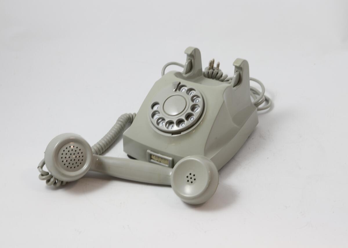 Grå bordtelefon med tallskive