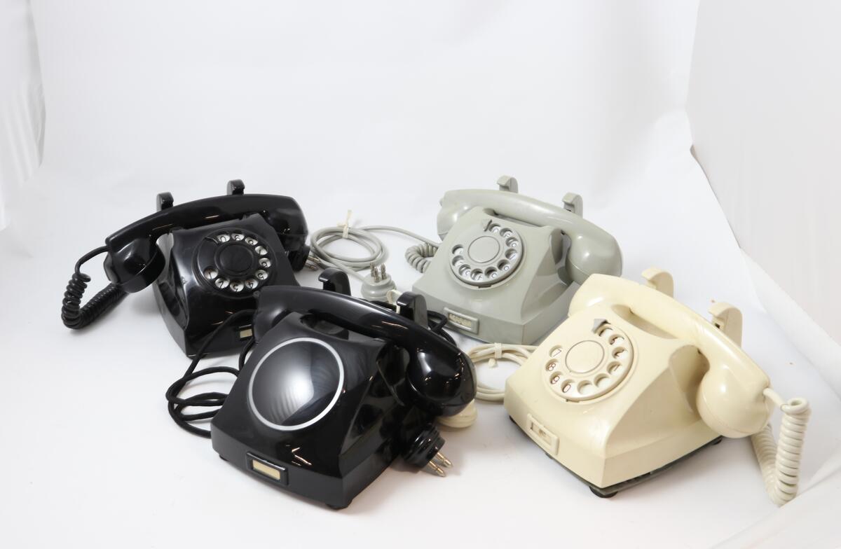 Grå bordtelefon med tallskive