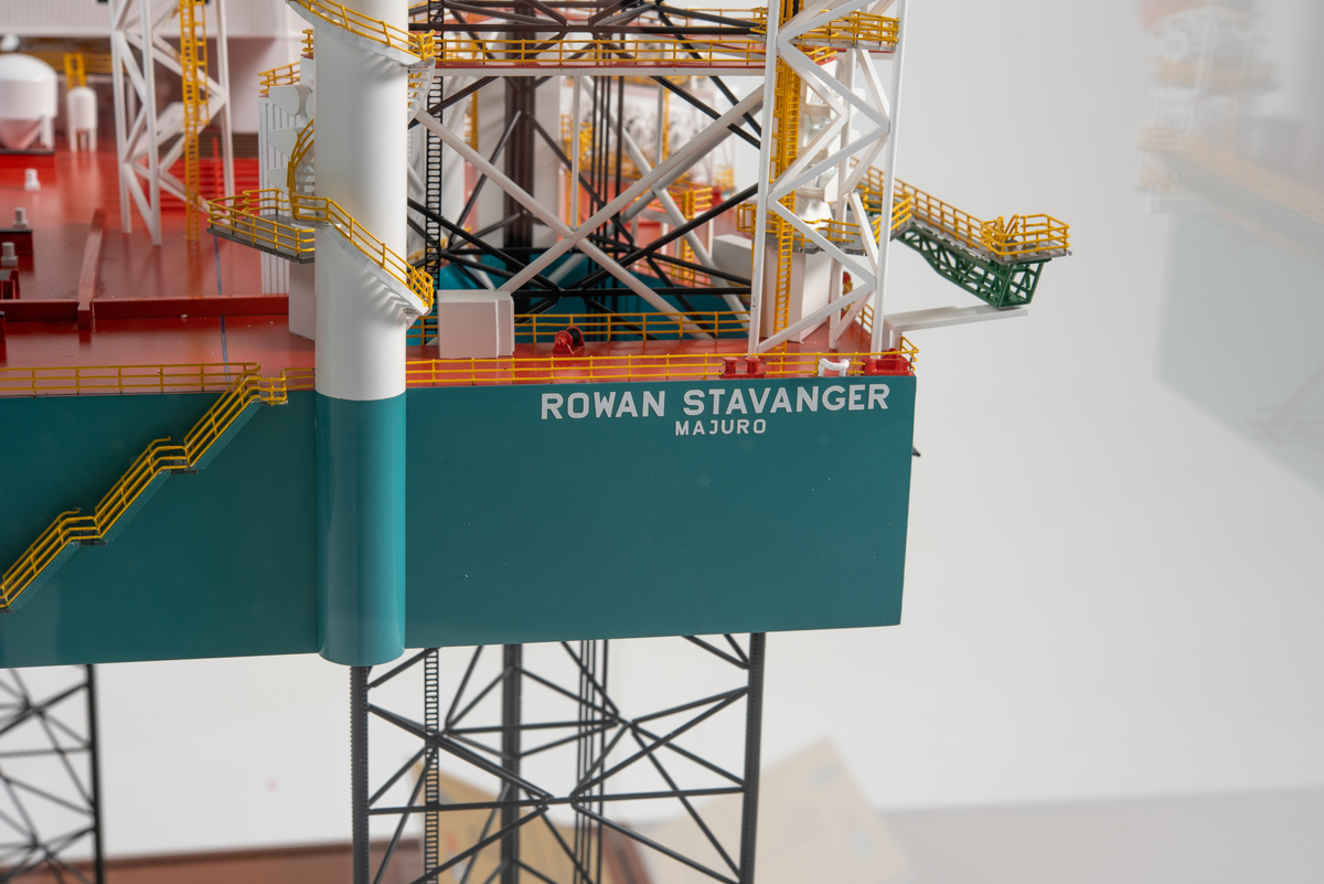 Helmodell av den oppjekkbare boreriggen Rowan Stavanger. Modellen er plassert på sokkel med monter, og bygget i målestokk 1:150. 

På sokkelen er det festet et skilt med opplysninger om borefartøyet.
