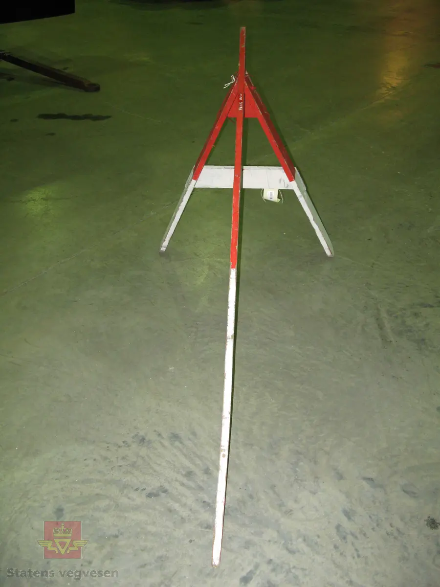 Sperrebukk av tre. Sammenspikret. Malt i røde og hvite felter. Har påskriften K 1.