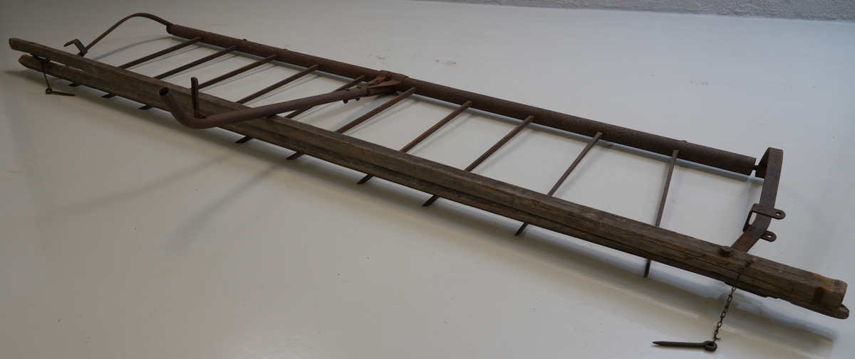 Stor type av industrielt framstilt sleperive i metall med to trestenger for å drage av hesten. Riva er i form av ein stor T bokstav med eit skaft i midten som roterer seg rundt ein akse. Aksen har ti rette tindar (fem på kver side av skaftet). På begge endane av aksen finst det ein bolt for å festa ei tjukk trestong. Skaftet har eit handtak som ved å trykke på gjorde at riva kunne slå over og vert tømt for høy. Stengene på den eine enden har ein lang bøygd metallkrok som vert festa til riva, og på den andre enden har dei eit metallhandtak for å festa den heile riva til hestekragen.