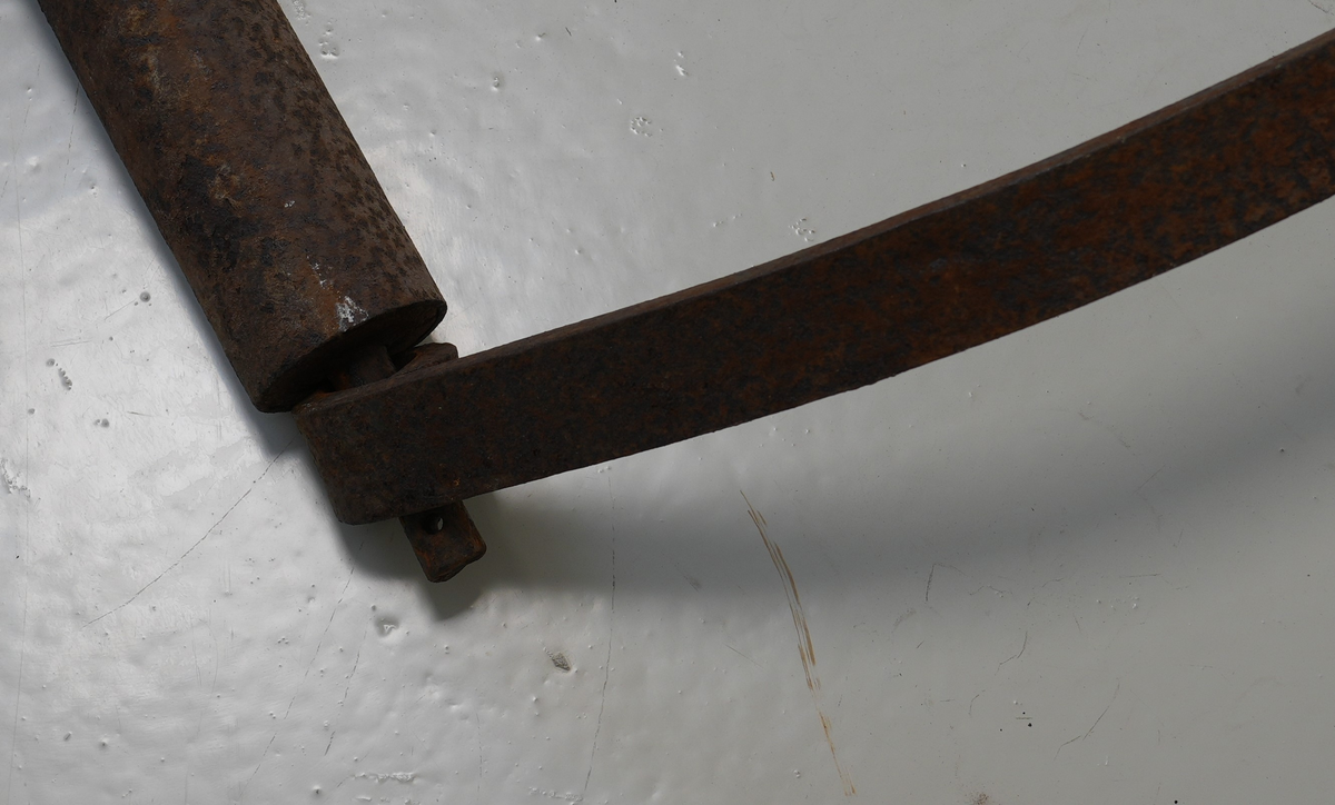 Stor type av industrielt framstilt sleperive i metall med to trestenger for å drage av hesten. Riva er i form av ein stor T bokstav med eit skaft i midten som roterer seg rundt ein akse. Aksen har ti rette tindar (fem på kver side av skaftet). På begge endane av aksen finst det ein bolt for å festa ei tjukk trestong. Skaftet har eit handtak som ved å trykke på gjorde at riva kunne slå over og vert tømt for høy. Stengene på den eine enden har ein lang bøygd metallkrok som vert festa til riva, og på den andre enden har dei eit metallhandtak for å festa den heile riva til hestekragen.