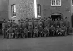 Gruppfoto utanför kasern. 
I 11, Växjö