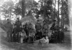 Gruppfoto framför tält. 
I 11, Växjö