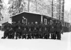 Gruppfoto utanför barack. Vinterbild.
I 11, Växjö