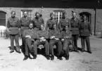 Gruppfoto på kaserngården. 
I 11, Växjö