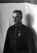 Foto av en man i militäruniform med Svärdsorden (?) på bröstet. 
Midjebild.