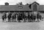 Åtta man till häst utanför ett stall. 
I 11, Växjö