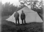 Två män i uniform utanför tält.
I 11, Växjö