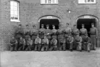 Gruppfoto utanför en kasern. 
I 11, Växjö