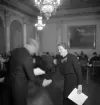 Sammanträde på Stadshotellet, 1943. 
Överlämnande av diplom till en dam i mörk klänning.