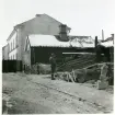 Västerås, kv. Naima.
Rivning av gamla hus. 1937.
