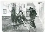 Västerås, kv. Norna.
En man skjutsar en annan i skottkärra. 1921.