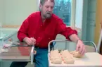 Grisar av marsipan. Sören Elmqvist tillverkar marsinpangrisar inför julmarknaden.