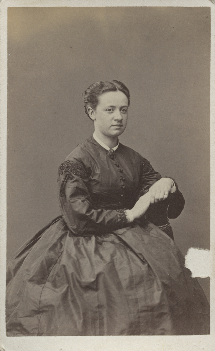 Porträtt av Sigrid Pihlgren (enligt text baksida kort).