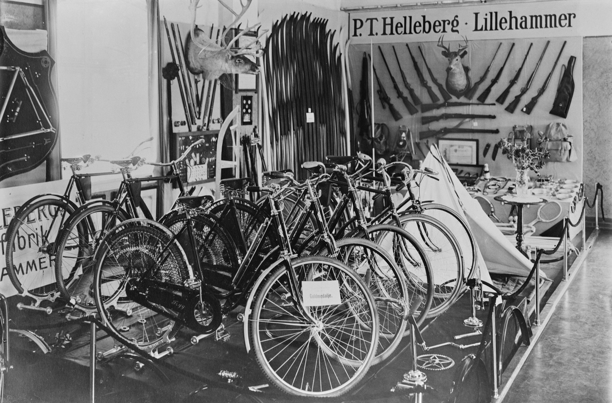 Lillehammer. Jubileumsutstillinga 1927. P.T. Hellebergs utstilling av sykler, ski, telt og våpen