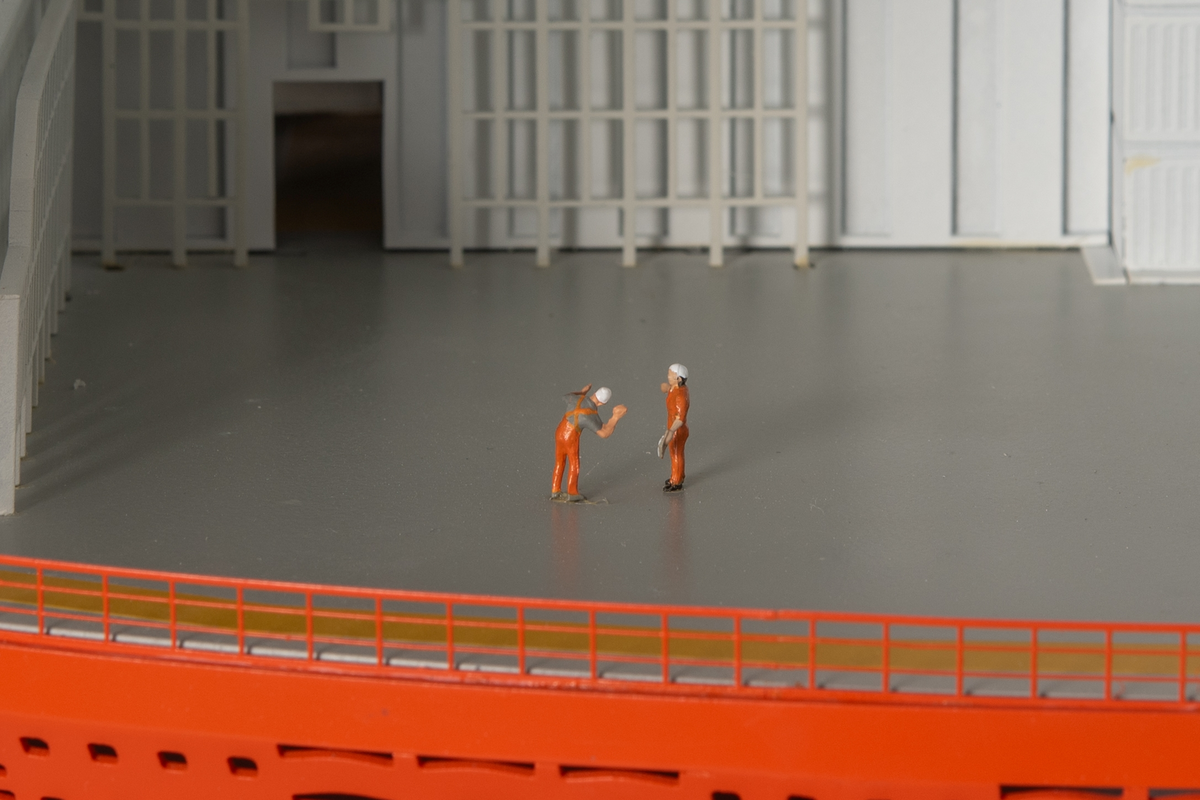 Helmodell av den flytende produksjons- og lagerenheten Goliat. 

Den detaljerte modellen viser innvendige og utvendige områder på innretningen. Det er skåret ut åpninger i yttervegger slik at innvendige rom blir synlige. Gjennom disse vinduene er det mulig se konstruksjoner og utstyr, og det er blant annet mulig å se inn i prosessanlegget. Flere steder på installasjonen observeres små menneskefigurer som viser målestokk og aktivitet.

Modellen har innvendig elektrisk belysning for å kunne fremheve modellens interiør. Det er for eksempel mulig å se inn i det opplyste kontrollrommet når lampene er skrudd på. Belysning aktiveres med en knapp som er plassert foran på sokkelen. 

Modellen er bygget i målestokk 1:150.