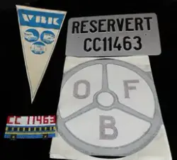 Busstilbehør. Klistremerke med OFB logo. Skilt med teksten 