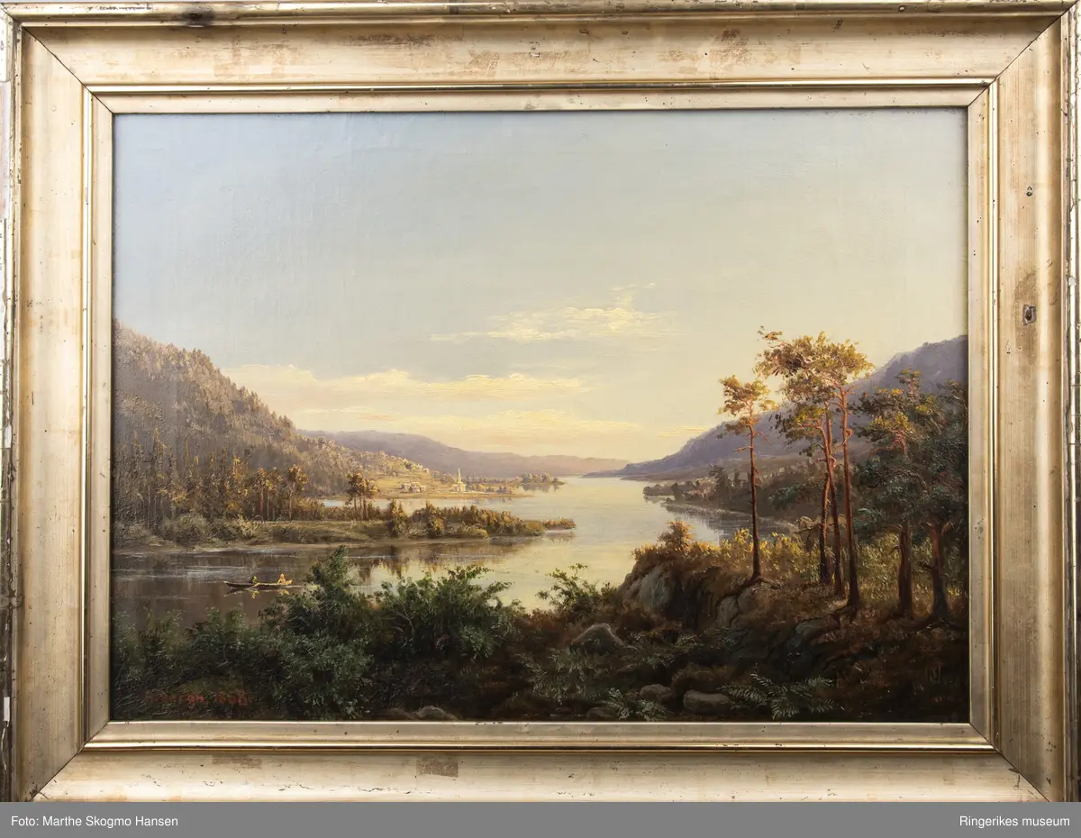 Motivet viser et langstrakt vann med skog på begge sider og muligens snaufjellet i bakgrunnen. På vanner er en liten robåt med to personer. Maleriet er signert A. Bergh. 1868. 
Dette er trolig Anton Mathias Bergh som var både maler og oberstløytnant. Født i Hurum 28 mars 1828 og død i Kristiania 22 juli 1907. Maleriet måler 54 X 41 CM.