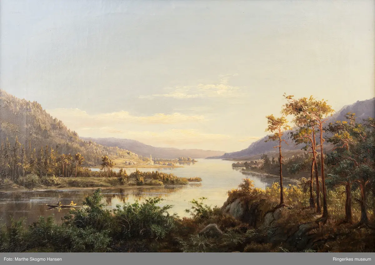 Motivet viser et langstrakt vann med skog på begge sider og muligens snaufjellet i bakgrunnen. På vanner er en liten robåt med to personer. Maleriet er signert A. Bergh. 1868. 
Dette er trolig Anton Mathias Bergh som var både maler og oberstløytnant. Født i Hurum 28 mars 1828 og død i Kristiania 22 juli 1907. Maleriet måler 54 X 41 CM.