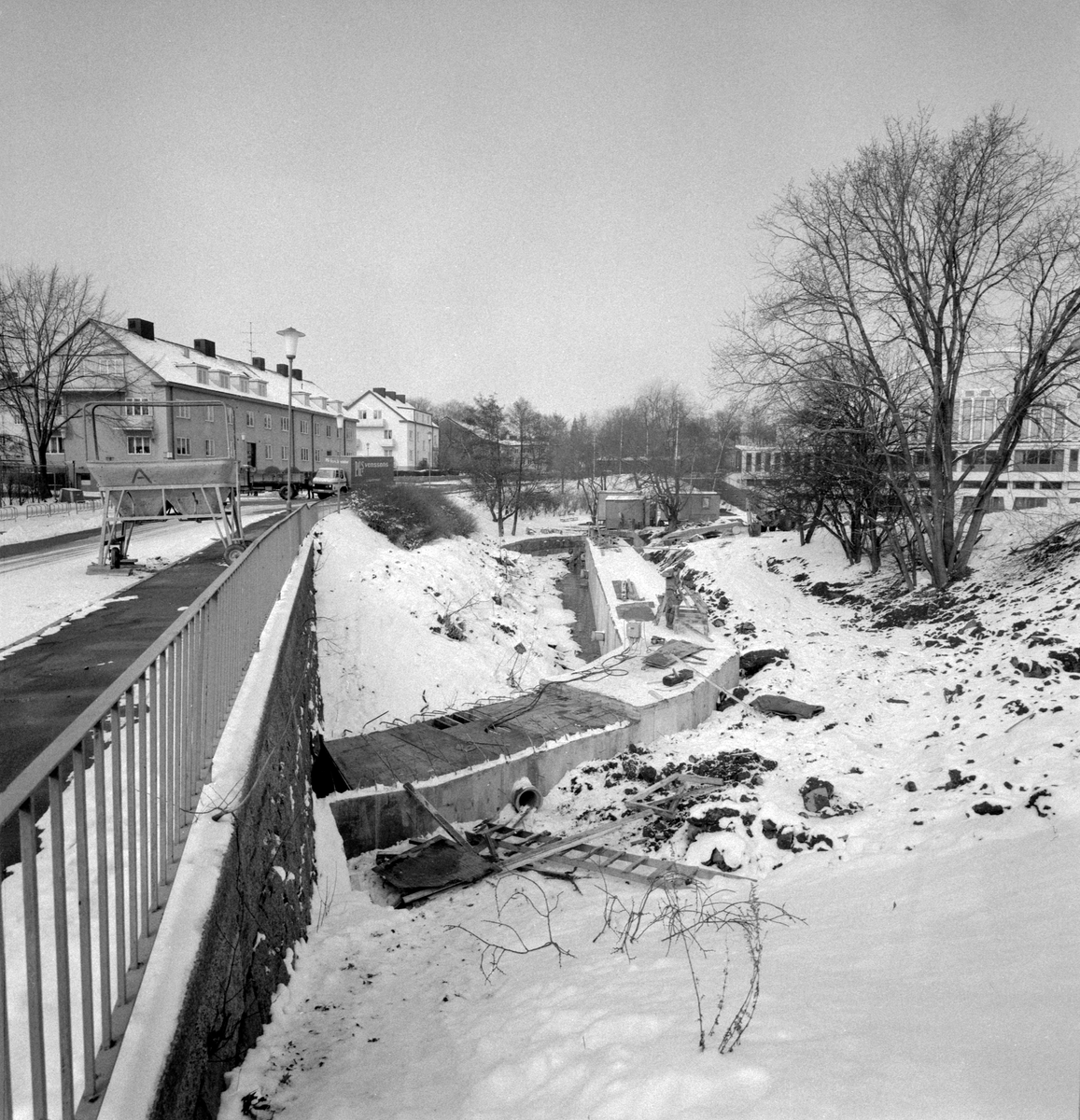 Tinnerbäckens flöde mellan Snickaregatan och Sporthallen gömdes i en betongkulvert 1976.