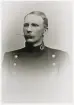 Poliskonstapel (senare överkonstapel) Magni Ekman, Växjö, 1904.
Bröstbild, halvprofil. Ateljéfoto.