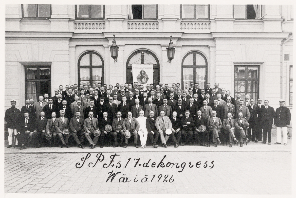 Svenska Polisföreningens (SPF:s) 17:e kongress, Växjö 1926.
Man har samlats framför stora ingången till stadshuset vid stortorget. 
Poliskonstapel Axel Rask syns i uniform längst till vänster (se förstoring, bild 2).