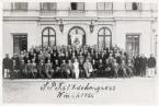 Svenska Polisföreningens (SPF:s) 17:e kongress, Växjö 1926.
Man har samlats framför stora ingången till stadshuset vid stortorget. 
Axel Rask syns i uniform längst till vänster (se förstoring, bild 2).