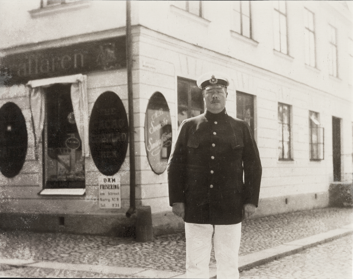 Poliskonstapel Emil Falk har stannat till under patrullering i hörnet Kungsgatan/Norrgatan
en varm sommardag i mitten av 1920-talet.