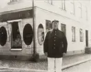 Poliskonstapel Emil Falk har stannat till under patrullering i hörnet Kungsgatan/Norrgatan en varm sommardag i mitten av 1920-talet.
