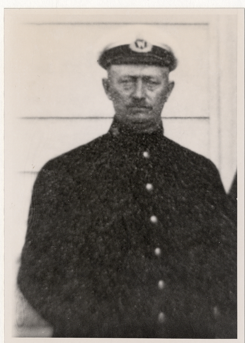 Svenska Polisföreningens (SPF:s) 17:e kongress, Växjö 1926.
Man har samlats framför stora ingången till stadshuset vid stortorget. 
Poliskonstapel Axel Rask syns i uniform längst till vänster (se förstoring, bild 2).