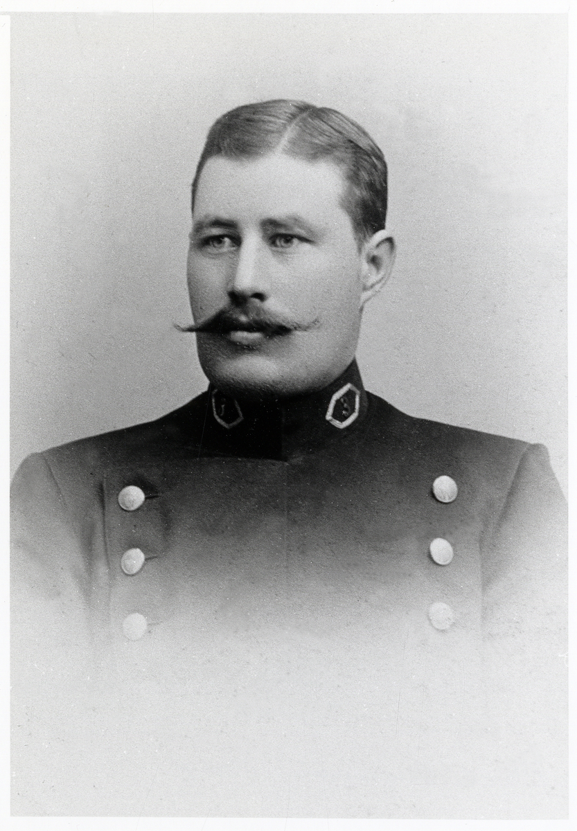 Poliskonstapel Carl F. Svensson, Växjö.
Bröstbild, halvprofil. Ateljéfoto.