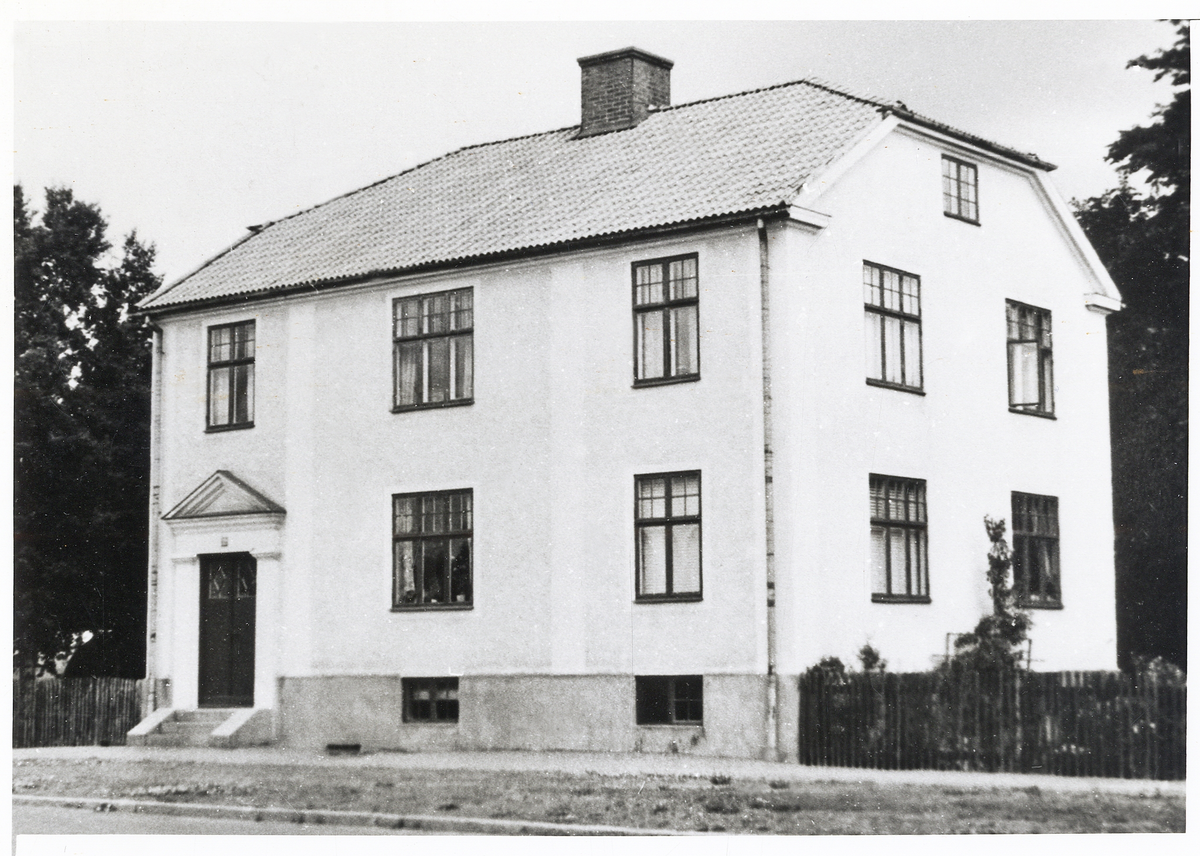 Västra Esplanaden 22, (kv. Kräftan 1), Växjö, ca 1930-35. Ägare: poliskonstapel Carl F. Svensson (från 1921-1963).
Dessutom skiss av ägarens lägenhet, plan 2.