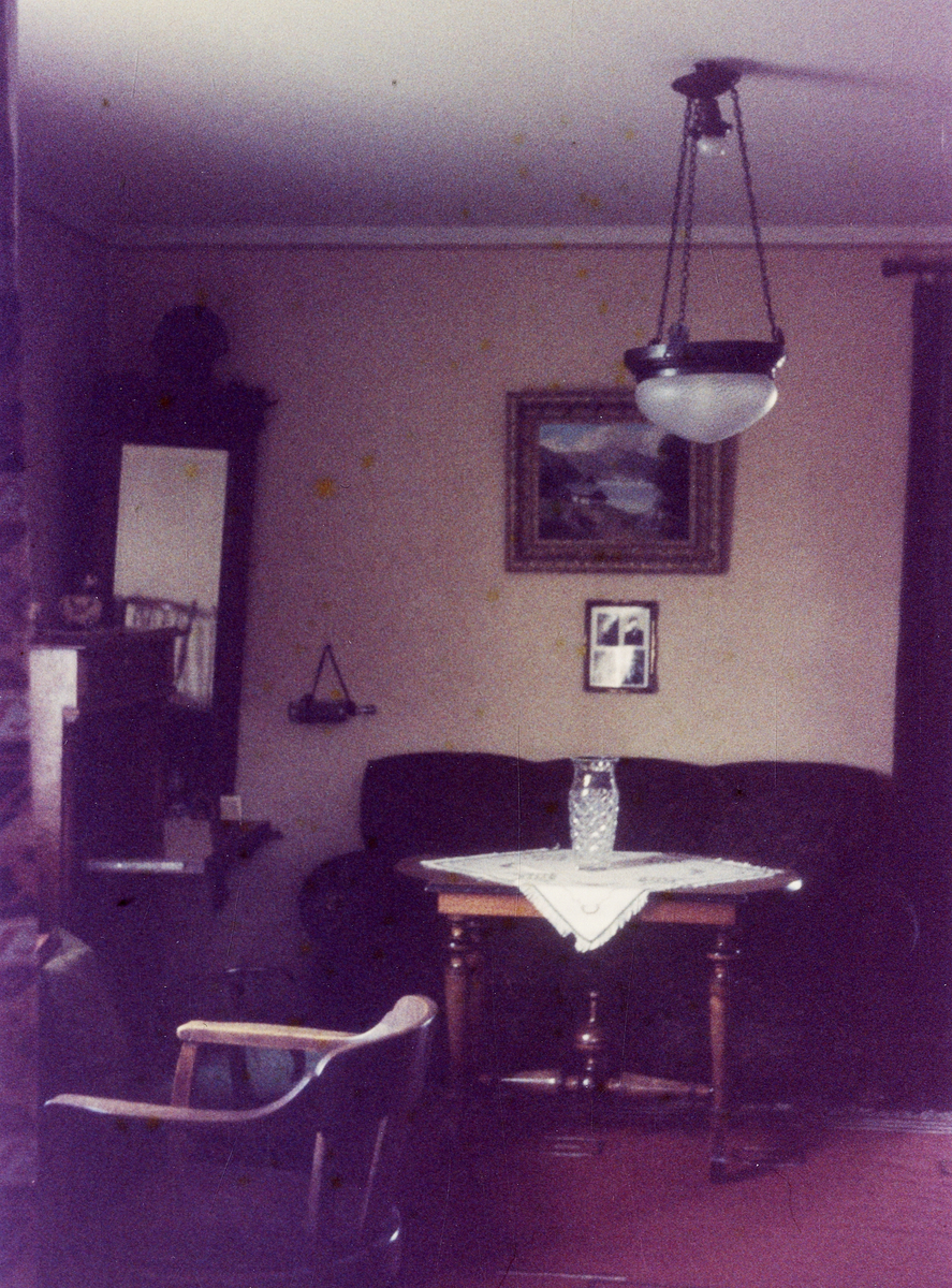 Västra Esplanaden 22, (kv. Kräftan 1), Växjö. Ägare: poliskonstapel Carl F. Svensson (från 1921-1963).
Foton från lägenheten vid upplösningen 1963. 
(Notera batongen på väggen i sovrummet, nu i Växjö polismuseums samlingar).