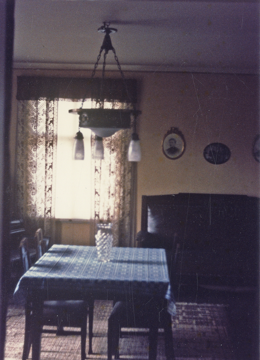 Västra Esplanaden 22, (kv. Kräftan 1), Växjö. Ägare: poliskonstapel Carl F. Svensson (från 1921-1963).
Foton från lägenheten vid upplösningen 1963. 
(Notera batongen på väggen i sovrummet, nu i Växjö polismuseums samlingar).