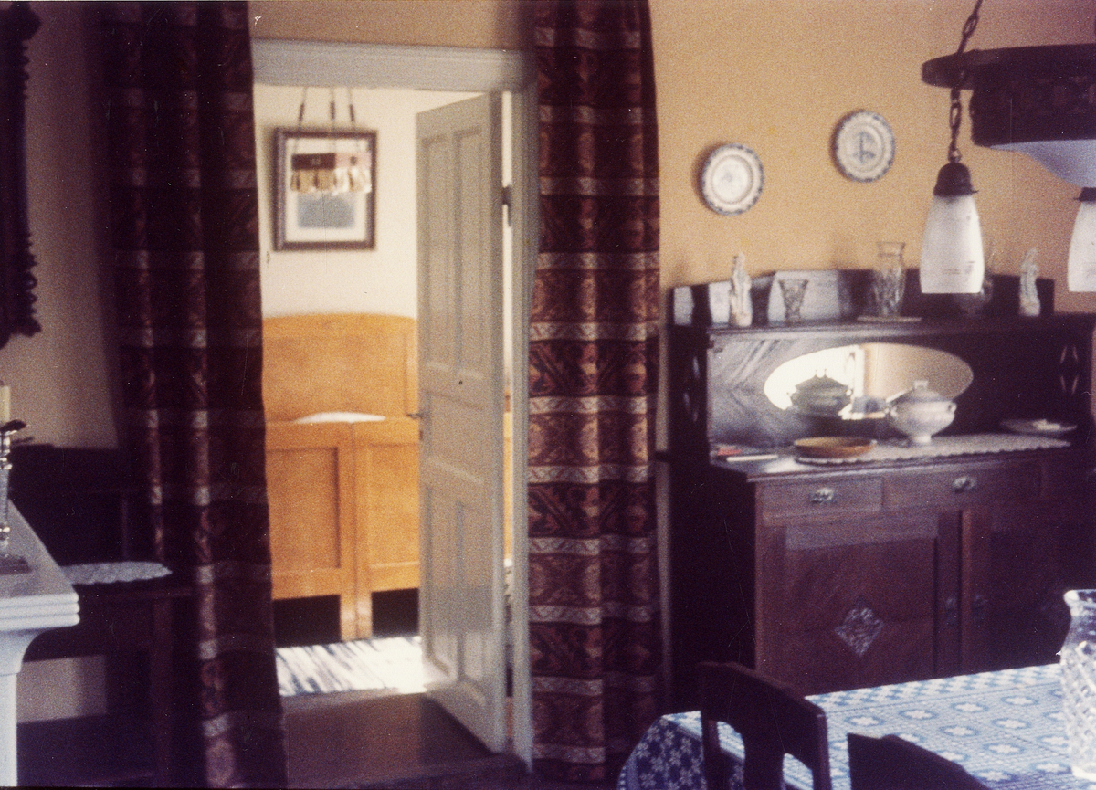 Västra Esplanaden 22, (kv. Kräftan 1), Växjö. Ägare: poliskonstapel Carl F. Svensson (från 1921-1963).
Foton från lägenheten vid upplösningen 1963. 
(Notera batongen på väggen i sovrummet, nu i Växjö polismuseums samlingar).