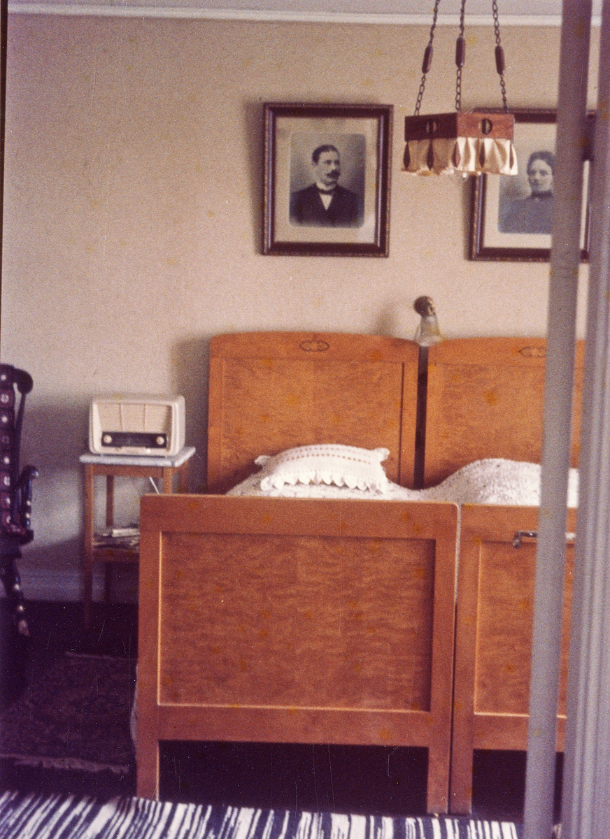 Västra Esplanaden 22, (kv. Kräftan 1), Växjö. Ägare: poliskonstapel Carl F. Svensson (från 1921-1963).
Foton från lägenheten vid upplösningen 1963. 
(Notera batongen på väggen i sovrummet, nu i Växjö polismuseums samlingar).