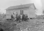 Luossavaare poststation i Kiruna år 1900.

Personerna från höger: Samemannen Prosti, hans hustru Katharina, Gruvlänsman Olsson, ynglingen Prosti, pappershandlare Hasselström, drängen Stor, dåvarande poststationsföreståndaren extra ordinarie postexpeditören V. Percival och polismannen Hildebrand.